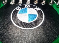 машинная вышивка лого BMW на кожзаме 05
